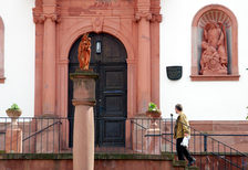 Eingang zur Katholischen Pfarrkirche St. Stephan Marienborn