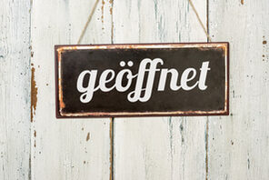 Schild "Geöffnet" © Fotolia - Zerbor