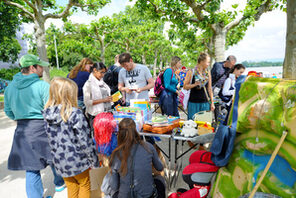 Besucher auf dem Krempelmarkt am Rheinufer © Kristina Schäfer