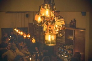 Kreative Lampen aus alten Apothekenflaschen in der Neustadt Apotheke © Neustadt Apotheke