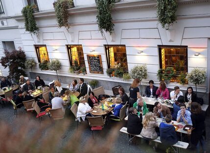 Gemütliches Schoppen-Genießen "uff de Gass" vor dem Weinhaus Michel