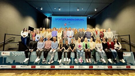 Gruppenfoto der geehrten Sportlerinnen und Sportler