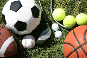 Diverse Sportbälle und ein Tennisschläger © AdobeStock/JJAVA