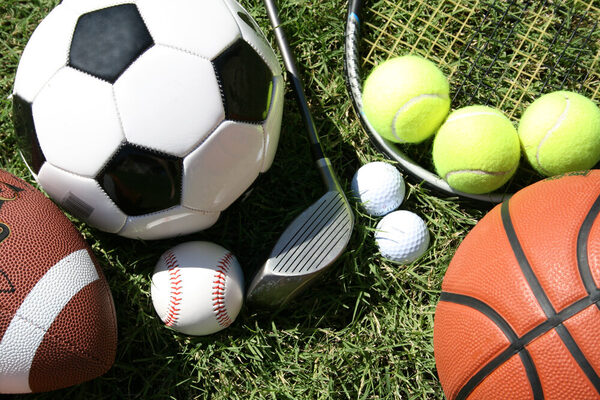 Diverse Sportbälle und ein Tennisschläger © AdobeStock/JJAVA
