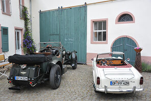 Oldtimer vor einem Weingut © Landeshauptstadt Mainz