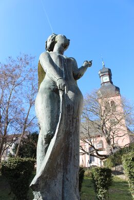 Zwischen Rathaus und katholischer Kirche steht diese Figur.