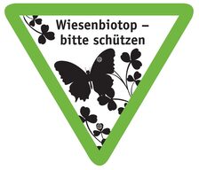 Hinweisschild Wiesenbiotop