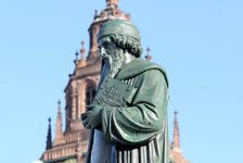 Bildergalerie Gutenbergmuseum Gutenberg-Denkmal von Bertel Thorvaldsen (1837) Gutenberg-Denkmal, im Hintergrund der Dom