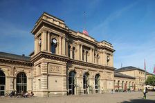 Bildergalerie Hauptbahnhof Mainzer Hauptbahnhof Heute ist der Mainzer Bahnhofeiner der modernsten Bahnhöfe Deutschlands. In einem Gleisüberbau mit Rolltreppen und Aufzügen werden die Reisenden auf die Etage des Gebäudes befördert, von der aus sie nun zu den Bahnsteigen zu gelangen. Auf drei Ebenen laden über 20 Geschäfte, Bäcker und Restaurants zum Shoppen und Schlemmen ein.