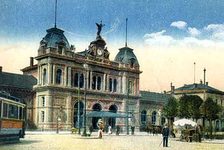 Bildergalerie Hauptbahnhof Postkarte des Bahnhofsplatzes um 1917 Diese Szenerie zeigt auch die Postkarte des Bahnhofvorplatzes um 1917.  Neben einigen Bäumen sind Droschken und ein Hotelomnibus zu erkennen.