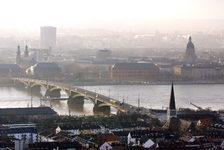 Bildergalerie Theodor-Heuss-Brücke Theodor-Heuss-Brücke aus der Luft Bereits in den ersten Jahrzehnten des 20. Jahrhunderts nahm das Verkehrsaufkommen derart zu, dass die Brücke 1931 bis 1934 um fünf Meter verbreitert wurde. Kein leichtes Unterfangen, da aus statischen Gründen auch die Pfeiler im instabilen Flussgrund neu gemauert werden mussten.