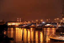 Bildergalerie Theodor-Heuss-Brücke Theodor-Heuss-Brücke bei Nacht Mit Einbruch der Dunkelheit werden die Facetten der Theodor-Heuss-Brücke in ein besonderes Licht getaucht. Die Stadwerke Mainz AG sponserte die Illuminierung anlässlich ihres 75-jährigen Jubiläums. Zur Luminale im April 2008 wurde die Beluchtung erstmals "angeknipst". Seitdem macht das dezente Licht die großartige Konstruktion dreidimensional sichtbar.