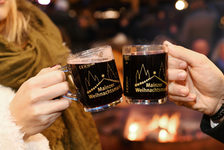 In der Weinhauptstadt Mainz schenken viele Stände schmackhaften Glühwein vom Winzer aus. Zum Wohl!