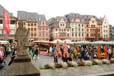 Bildergalerie Wochenmarkt Stände vor den Markthäusern Blick auf die Marktstände und die Markthäuser