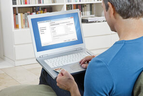 Mann arbeitet am Laptop &copy; Bundesministerium des Innern, bearbeitet: Landeshauptstadt Mainz