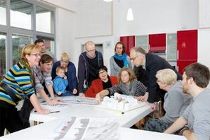 Baugemeinschaft in der Diskussion © Cornelia Suhan