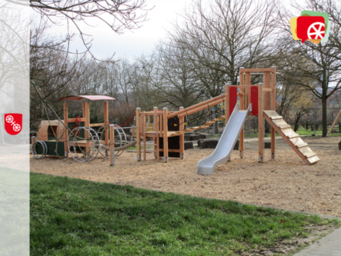 Foto vom Spielplatz mit Traktor und Rutsche