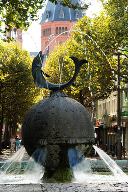 Fischtorbrunnen mit Ostchor des Doms im Hintergrund