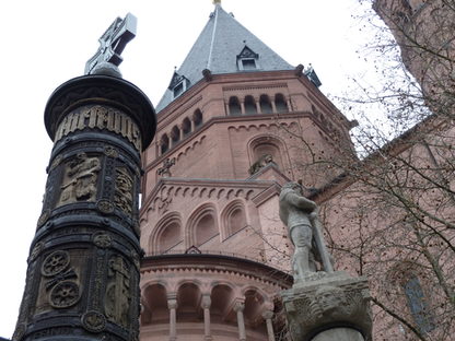 Nagelsäule vor dem Dom