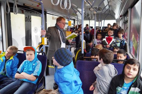 Schuldezernent Kurt Merkator las im Ethnobus der MVG vor.