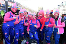 Frauen in bunten Kostümen an Altweiberfastnacht auf dem Schillerplatz