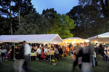 Offene Pavillons und Besucher auf dem Weinmarkt