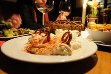 Eine Portion Spundekäs mit Bretzelchen und Zwiebeln