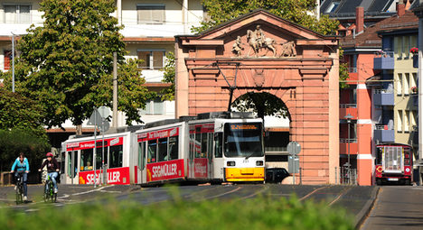 Gautor mit Straßenbahn