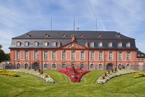 Deutschhaus mit Blumenbeet im Vordergrund © Landeshauptstadt Mainz