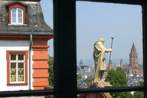Blick von der Zitadelle über das Hauptportal auf den Dom und die Altstadt © Archiv Landeshauptstadt Mainz