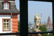 Blick von der Zitadelle über das Hauptportal auf den Dom und die Altstadt