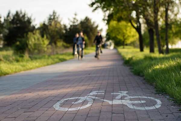 Ein Fahrradweg mit heranfahrenden Fahrradfahrer:innen © AdobeStock Piotr