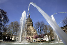 Wasserfontänen vor der Christuskirche