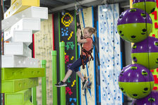 Ein Mädchen in der Kletterhalle clip 'n climb