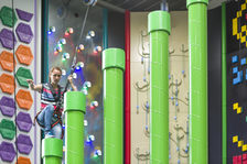 Eine junge Frau klettert im clip'n climb