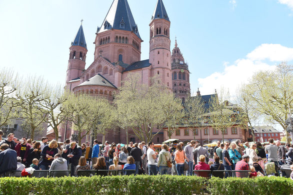 Marktfrühstück vor dem Mainzer Dom