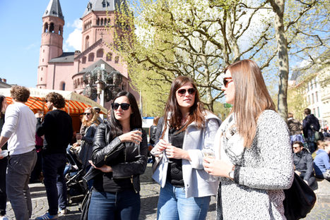 Blick aus dem Stand der Mainzer Winzer beim Marktfrühstück