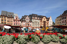 Markplatz mit Wochenmarkt, Heunensäule und Markthäusern