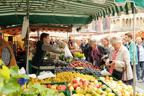Kunden an einem Obststand © Kristina Schäfer