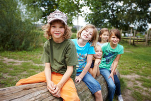 Kinder sitzen auf einem Baumstamm © Christian Schwier, Fotolia