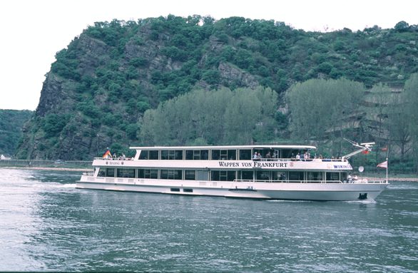 Ausflugsschiff an der Loreley