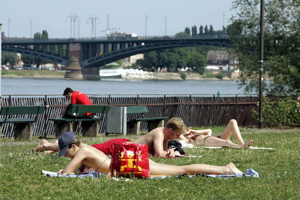 Sonnenbaden auf den beliebten Wiesen in der Mainzer Neustadt