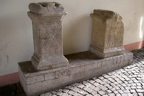 Überreste der Weihealtäre auf dem Ballplatz © Landeshauptstadt Mainz