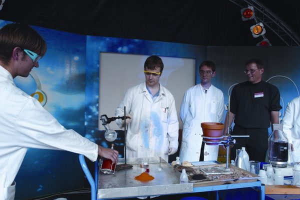 Chemische Experimente auf dem Wissenschaftsmarkt © Landeshauptstadt Mainz