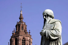 マーティン大聖堂を背景に立つグーテンベルク記念碑