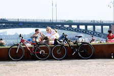 Turyści nad brzegiem Renu, widok z mostu „Theodor-Heuss-Brücke”