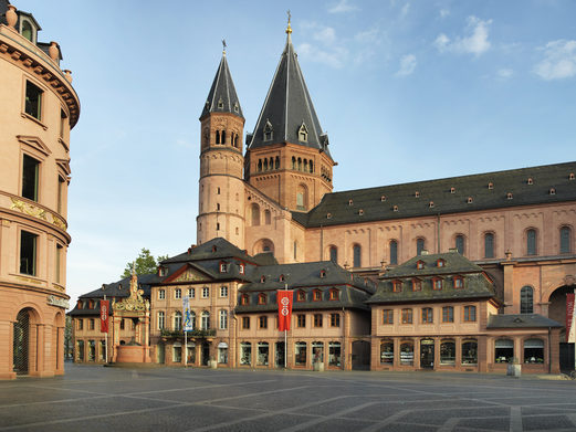 Marktplatz ile birlikte St. Martin Katedrali doğu kulesi