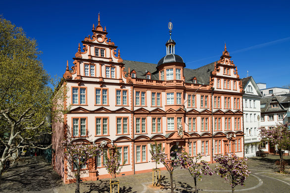 Im "Römischen Kaiser" befanden sich bis Oktober 2024 die Museumverwaltung und die Gutenberg-Bibliothek.