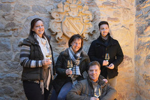 Die Familie Roos vor dem Familienwappen im Hof. © Gisela Kirschstein