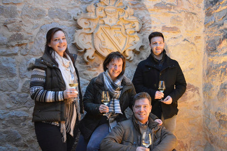 Die Familie Roos vor dem Familienwappen im Hof.